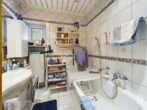 Renovierungsbedürftige Doppelhaushälfte in bevorzugter Lage von Kelheim - EG Badezimmer