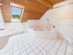 Vielseitiges Einfamilienhaus in ruhiger Hanglage und idyllischem Garten - DG Bad - Ansicht 1