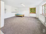 Vielseitiges Einfamilienhaus in ruhiger Hanglage und idyllischem Garten - EG rechts - Wohnen-Schlafen Ansicht 1