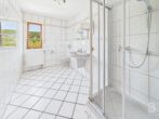 Vielseitiges Einfamilienhaus in ruhiger Hanglage und idyllischem Garten - OG Bad