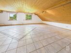 Vielseitiges Einfamilienhaus in ruhiger Hanglage und idyllischem Garten - DG offener Wohnraum - Ansicht 1