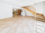 Vielseitiges Einfamilienhaus in ruhiger Hanglage und idyllischem Garten - OG Wohnzimmer Ansicht 2