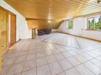 Vielseitiges Einfamilienhaus in ruhiger Hanglage und idyllischem Garten - DG offener Wohnraum - Ansicht 2