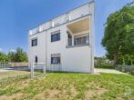 Neubau - Moderne 2-Zimmer-Erdgeschosswohnung mit eigenem Garten *PROVISIONSFREI* - Außenansicht Gartenseite