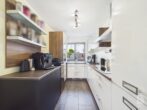 Modernisiertes Reihenmittelhaus mit kleinem Garten und zwei TG-Stellplätzen - Küche Ansicht 1