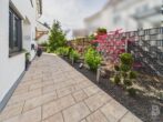 Modernisiertes Reihenmittelhaus mit kleinem Garten und zwei TG-Stellplätzen - Zugang zum Haus