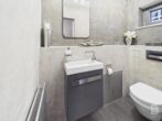 Modernisiertes Reihenmittelhaus mit kleinem Garten und zwei TG-Stellplätzen - Gäste-WC