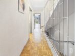 Modernisiertes Reihenmittelhaus mit kleinem Garten und zwei TG-Stellplätzen - Flur OG