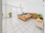 Großzügige 3-Zimmer-Wohnung mit Südbalkon und Kachelofen - Schlafzimmer Ansicht 1