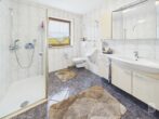 Großzügige 3-Zimmer-Wohnung mit Südbalkon und Kachelofen - Bad