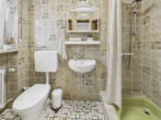 Wohnen, vermieten, entwickeln – vielseitiges Anwesen auf 3.320 m² - EG WC - KI-bearbeitet · Einrichtung virtuell verändert