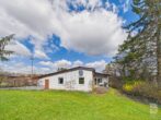 Solider Bungalow in ruhiger Waldrandlage mit sonnigem Garten - Außenansicht Garten Südseite 1