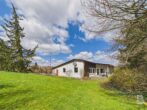 Solider Bungalow in ruhiger Waldrandlage mit sonnigem Garten - Garten mit Blick zur Terrasse 1