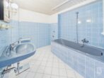 Helle 2-Zimmer-Wohnung mit Garage und herrlichem Weitblick - Bad Ansicht 1