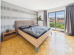 *PROVISIONSFREI* Attraktives Reihenmittelhaus mit 2 TG-Stellplätzen in zentraler Lage - Schlafzimmer Ansicht 1