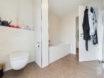 Moderne 3-Zimmer-Wohnung mit großem Balkon und Tiefgaragenstellplatz - Bad Ansicht 2
