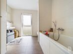 Moderne 3-Zimmer-Wohnung mit großem Balkon und Tiefgaragenstellplatz - Bad Ansicht 1