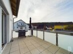 Moderne 3-Zimmer-Wohnung mit großem Balkon und Tiefgaragenstellplatz - Balkon Ansicht 2