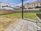 Kapitalanlage mit Zukunft – barrierearme Erdgeschosswohnung mit Garten in Kelheim - Terrasse und Garten Ansicht 1
