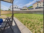 Kapitalanlage mit Zukunft – barrierearme Erdgeschosswohnung mit Garten in Kelheim - Terrasse und Garten Ansicht 2