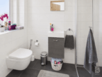 Kapitalanlage mit Zukunft – barrierearme Erdgeschosswohnung mit Garten in Kelheim - Gäste-WC mit Dusche