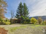 Einzigartiges Anwesen – Zwei Einfamilienhäuser mit eigenem Wald und unverbaubarer Aussicht - Parkplatz und Carport