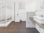 Zweifamilienhaus mit besonderem Flair und vielseitigen Nutzungsmöglichkeiten - EG - Bad Ansicht 1