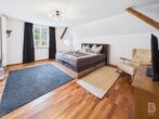 Zweifamilienhaus mit besonderem Flair und vielseitigen Nutzungsmöglichkeiten - DG - Schlafzimmer Ansicht 1