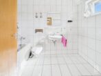 2-Zimmer-Wohnung in zentraler Altstadtlage mit Balkon und Tiefgaragenstellplatz - Bad Ansicht 1