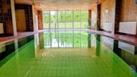 Gepflegte 2-Zimmer-Wohnung mit EBK, Garage und 2 Balkonen - Schwimmbad Ansicht 1