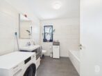 Moderne 3-Zimmer-Wohnung mit Balkon, Aufzug und Tiefgarage - Bad Ansicht 1