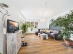 Solides 3-Familienhaus mit Garten, Doppelgarage und Entwicklungspotenzial in ruhiger Lage - EG Wohnzimmer Ansicht 1
