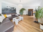 Solides 3-Familienhaus mit Garten, Doppelgarage und Entwicklungspotenzial in ruhiger Lage - EG Wohnzimmer Ansicht 2