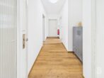 Solides 3-Familienhaus mit Garten, Doppelgarage und Entwicklungspotenzial in ruhiger Lage - EG Flur