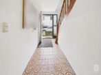 Solides 3-Familienhaus mit Garten, Doppelgarage und Entwicklungspotenzial in ruhiger Lage - EG Eingang Flur