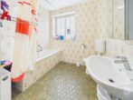 Solides 3-Familienhaus mit Garten, Doppelgarage und Entwicklungspotenzial in ruhiger Lage - OG Bad Ansicht 1