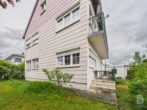 Solides 3-Familienhaus mit Garten, Doppelgarage und Entwicklungspotenzial in ruhiger Lage - Außenansicht Süd-Westseite 2