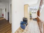 Solides 3-Familienhaus mit Garten, Doppelgarage und Entwicklungspotenzial in ruhiger Lage - OG Flur Treppenhaus