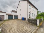 Solides 3-Familienhaus mit Garten, Doppelgarage und Entwicklungspotenzial in ruhiger Lage - Hofeinfahrt Garagen