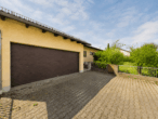 Großzügiger Bungalow in ruhiger Lage und traumhaften Garten - Doppelgarage