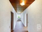 Großzügiger Bungalow in ruhiger Lage und traumhaften Garten - Flur zum Bad und Schlafräumen