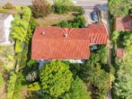 Großzügiger Bungalow in ruhiger Lage und traumhaften Garten - Luftaufnahme - Haus und Garage