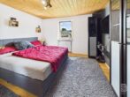 Großzügige 6-Zimmer-Wohnung mit Galerie und Carport - Schlafzimmer 2 - Ansicht 1