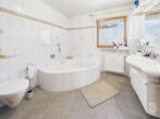 Großzügige 6-Zimmer-Wohnung mit Galerie und Carport - Bad 1 - Ansicht 1