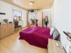 Großzügige 6-Zimmer-Wohnung mit Galerie und Carport - Schlafzimmer 1 - Ansicht 1