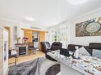 Kapitalanlage in gepflegtem Mehrfamilienhaus – 2-Zimmer-Wohnung mit Terrasse und Gartenanteil - Wohn-Essbereich Ansicht 1